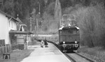 Die ersten Einsätze der neuen DB-Museumslok E 44 502 absolvierte sie auf der Strecke Berchtesgaden - Freilassing, hier bei den Einfahrt nach Bad Reichenhall-Kirchberg vor dem planmäßigen N 5514 (Berchtesgaden ab 15.22 Uhr - Freilassing an 16.19 Uhr).  (04.04.1983) <i>Foto: Frank Lüdecke</i>