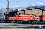 Nach dem 2. Weltkrieg verblieben 44 Maschinen der Baureihe E 94 in Österreich. Im Jahr 1965 entschied die ÖBB, die mittlerweile als Reihe 1020 eingeordneten Maschinen — sie hatten jetzt ein Alter von 20 bis 25 Jahren erreicht — einer Hauptausbesserung mit Grundüberholung (HG) und gleichzeitiger Modernisierung zu unterziehen. Neben zahlreichen technischen Verbesserungen erhielten die Loks auch einen vergleichsweise modernen Führerstand, in dem der Lokführer nicht mehr im Stehen seinen Dienst verrichten musste. ÖBB 1020.006, die am 17.03.1942 nach Salzburg ausgelieferte ex E 94 034, steht hier in ihrer Heimat-Dienststelle Innsbruck. (21.02.1988) <i>Foto: Joachim Bügel</i>