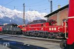 In der Zugförderstelle Innsbruck begegnen einander ÖBB 1020.006 (ex E 94 034) und DB 194 054 aus Ingolstadt. (21.02.1988) <i>Foto: Joachim Bügel</i>