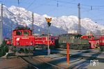 ÖBB 1020.004 (ex E 94 029) rückt in die Zfst Innsbruck ein und trifft dabei auf ihr DB-Pendant 194 054. (21.02.1988) <i>Foto: Joachim Bügel</i>