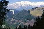 ÖBB 1110.010 leistet der Münchener 111 043 Vorspann vor dem Ex 281 "Alpen-Express" von München nach Roma Termini hinter dem Patschertunnel (175 m) auf der Brennerbahn  nahe Patsch. Im Hintergrund ist die Europabrücke der Brenner Autobahn zu sehen. (22.02.1988) <i>Foto: Joachim Bügel</i>