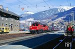 Mit einem Durchgangsgüterzug zum Brenner treffen ÖBB 1020.005 (ex E 94 030) und 1020.011 (ex E 94 090) im Bahnhof Matrei ein. Normalerweise fahren die Güterzüge hier durch. An diesem Tag zwang eine Unregelmäßigkeit den Zug zum außerplanmäßigen Halt. (22.02.1988) <i>Foto: Joachim Bügel</i>