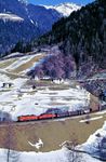 ÖBB 1044.087 und 1020.008 mit Dg 44855 zum Brenner hinter dem Jodoktunnel (481 m) in der großen Kehrschleife bei St. Jodok. (22.02.1988) <i>Foto: Joachim Bügel</i>