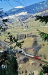 ÖBB 1044.087 mit dem an diesem Tag recht kurzen zum Brenner fahrenden Sgk 42163 "Rollende Landstraße" bei St. Jodok. (22.02.1988) <i>Foto: Joachim Bügel</i>