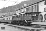 E 44 502 mit N 5514 vor dem Bahnhofsgebäude von Berchtesgaden, das im Stil der NS-Zeit gebaut und am 1. Februar 1940 eröffnet wurde. (04.04.1983) <i>Foto: Frank Lüdecke</i>