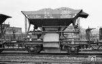 Der Talbot-Selbstentladewagen 20 50 602 1160-9 in Leipzig Hbf. Beachtenswert sind auch die angeschriebenen zusätzlichen Hinweise der Reichsbahn-Bau-Direktion Berlin. (10.11.1968) <i>Foto: Fritz Herold</i>