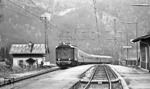 Die äußerlich wieder in den Ursprungszustand versetzte E 44 502 fährt vor N 5514 nach Freilassing den den Bahnhof Hallthurm ein. (04.04.1983) <i>Foto: Frank Lüdecke</i>