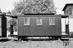 Ein unbekannter sächsischer Personenwagen aus dem Jahr 1894, der als Wagen 3. Klasse bei den Königlich-Sächsischen Staatseisenbahnen im Dienst stand. Die zweiachsigen Personenwagen waren die ersten Reisezugwagen bei Sachsens Schmalspurbahnen. Sie wurden bereits in den 1920er Jahren ausgemustert und verschrottet. Dieser Wagen überlebte als Bahndienstwagen bis Ende der 1960er Jahre in Radebeul Ost. (05.1968) <i>Foto: Fritz Herold</i>