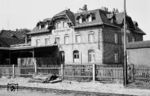 Der Bahnhof Radebeul Ost, bis 1941 Radebeul, liegt auf der Gemarkung der Ursprungsgemeinde Alt-Radebeul der heutigen sächsischen Stadt Radebeul, in der Sidonienstraße 1a-c. Um die überkommenen Gebäude des 1860 eröffneten Bahnhofs zu modernisieren, genehmigte das sächsische Finanzministerium am 27. März 1900 den Entwurf für ein neues Empfangsgebäude, das heute unter Denkmalschutz setht. Das Empfangsgebäude ist ein ockerfarbener Verblendziegel-Bau mit zwei Geschossen. Der östliche Gebäudeteil hat ein Pyramidenstumpfdach mit Zwerchgiebeln, zur Straßenseite hin zusätzlich mit einem Dachreiter mit Uhr versehen. Im Mittelbau mit rundbogigem Haupteingang befand sich früher die Schalterhalle. Der westliche Gebäudeteil (von der Straße aus rechts) enthielt den Wartesaal. Das Gebäude wird heute bahntechnisch nicht mehr genutzt. Das Gebäudeensemble ist als Technisches Denkmal Bestandteil der Sachgesamtheit Kleinbahn Radebeul–Radeburg und von verkehrsgeschichtlicher und technikgeschichtlicher Bedeutung. (05.1968) <i>Foto: Fritz Herold</i>