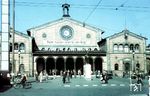 Im dritten Kriegsjahr zeigte sich der Münchener Hauptbahnhof mit der am 1. Oktober 1849 eröffneten Empfangshalle unversehrt, auch die Reisenden genießen unbeschwert die Frühlingssonne. Nur die propagandistische Werbekampagne der Deutschen Reichsbahn „Räder müssen rollen für den Sieg!“ erinnert an die wirklichen Umstände. Die Kampagne war eine direkte Folge für die zunehmenden Nachschubprobleme im Rußlandfeldzug, für die in weiten Teilen die Eisenbahn verantwortlich gemacht wurde. Obwohl der Hauptbahnhof bei den Luftangriffen auf München im Zweiten Weltkrieg mehrfach schwer getroffen wurde, konnte der Betrieb jedes Mal wieder aufgenommen werden. Erst am 25. Februar 1945 musste der Zugverkehr nach 112 Bombeneinschlägen eingestellt werden. Aufgrund der kriegsbedingten Zerstörungen wurde das Empfangsgebäude 1949 dann größtenteils abgetragen. (05.1942) <i>Foto: Privatfoto</i>