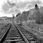 Die während der deutschen Teilung im Dornröschenschlaf liegenden Gleisanlagen bei Herleshausen mit dem Einfahrsignal aus Richtung Wommen. (30.04.1983) <i>Foto: Frank Lüdecke</i>