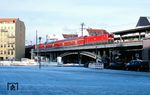 112 122 (Bh Rostock) fährt mit einem Regionalexpresszug in Berlin Friedrichstraße ein. (14.02.2010) <i>Foto: M. Kellig</i>