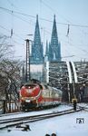 Ein mit Gasturbine ausgerüsteter 602 fährt als IC 145 "Porta Westfalica" (Köln - Wuppertal - Hannover) von der Hohenzollernbrücke kommend durch den Bahnhof Köln-Deutz. (14.02.1978) <i>Foto: Lothar Stresing</i>