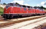 Im Frühsommer 1981 fehlten der DSB durch die nicht rechtzeitige Lieferung der neuen ME-Dieselloks mit Drehstrom-Leistungsübertragung etliche Dieselloks. In der öffentlichen Darstellung waren dafür die Lieferfirmen Henschel und BBC verantwortlich. So mietete die DSB mehrere Loks der Baureihe 220 auf Kosten der Herstellerfirmen an, die in Fredericia einen Vier-Tages-Umlauf bestritten. Dort warten die Lübecker 220 076 und 220 075 auf ihren nächsten Einsatz. (02.07.1981) <i>Foto: Herbert Vaupel</i>