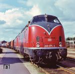 220 075 und 220 076 haben einen Güterzug im Rangierbahnhof von Fredericia übernommen. Die DSB setzte damals die 220 grundsätzlich in Doppeltraktion ein, auch vor leichten Personenzügen, bei denen eine solche Bespannung nicht notwenig war. Wahrscheinlich traute man den alten Maschinen nicht mehr so ganz. (02.07.1981) <i>Foto: Herbert Vaupel</i>