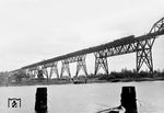Die Lübecker 41 090 überquert mit einem Güterzug den Nord-Ostsee-Kanal auf der Hochdonner Brücke über die Vaaler Brückenauffahrt. (30.05.1959) <i>Foto: Carl Bellingrodt</i>