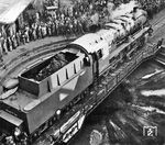 Mit 50 1907 ÜK lieferte die Lokfabrik CKD in Prag-Vrsovice im November 1942 die erste Lok der Baureihe 50 ab, was gebührend propagandistisch gefeiert wurde. Die Aufnahme zeigt anschaulich die geschlossene Tenderwand zum Führerhaus mit Sichtfenster für das Lokpersonal. Nach der Abnahmeuntersuchung im RAW Chemnitz wurde die Lok bei der RBD Breslau, Bw Sommerfeld beheimatet. (11.1942) <i>Foto: Werkfoto</i>