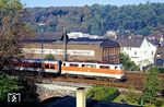 111 127 vor einer S 8 nach Hagen in Wuppertal-Unterbarmen. (12.10.1990) <i>Foto: Wolfgang Bügel</i>