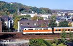 111 135 fährt mit einer S 8 nach Mönchengladbach in Wuppertal-Unterbarmen ein. Nettes Detail am Rande ist die kleine Miniaturdampflok im Vorgarten unten rechts. (12.10.1990) <i>Foto: Wolfgang Bügel</i>