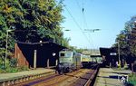 140 824 vom Bw Dortmund Bbf fährt mit einem Sonderzug durch den Haltepunkt Haan. (13.10.1990) <i>Foto: Joachim Bügel</i>