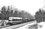 1981 bis 1989 wurden 179 Lokomotiven der Baureihe 118.2–4 bei planmäßigen Untersuchungen mit 883 kW (1200 PS) stärkeren Motoren ausgerüstet und erhielten jeweils eine um 400 erhöhte Ordnungsnummer. So auch die ehemalige 118 251, die nach ihrem Umbau zur 118 651 wurde. Hier ist die Kamenzer Lok bei Dresden Klotzsche mit einem Güterzug nach Dresden Friedrichstadt an einem kalten Wintertag unterwegs. (22.01.1985) <i>Foto: Thomas Fischer</i>