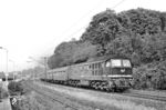 132 421 vom Bw Eisenach beschleunigt an der Erfurter Motzstraße auf Höhe der einstigen Steiger-Brauerei den P 3535 nach Eisenach. Bis Neudietendorf ist die Strecke hier seit 1967 elektrifiziert. (22.08.1984) <i>Foto: Thomas Fischer</i>