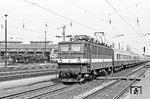 211 015 (Bw Leipzig West) rollt in Elsterwerda mit ihrem Schnellzug an den Bahnsteig, während im Bw 118 173 sowie 52 8110 und 52 8185 für weitere Einsätze vorbereitet werden. (21.04.1985) <i>Foto: Thomas Fischer</i>