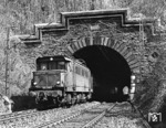 144 084 verlässt vor N 6034 den 180m langen Ersinger Tunnel auf der Strecke Karlsruhe - Pforzheim. (16.04.1983) <i>Foto: Frank Lüdecke</i>
