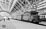 244 134 (Bw Leipzig Hbf West) vor P 8287 in der imposanten Bahnhofshalle des Leipziger Hauptbahnhofs. (31.01.1985) <i>Foto: Thomas Fischer</i>