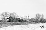 52 8103 vom Bw Engelsdorf rollt hinter Borsdorf mit N 65624 aus Trebsen an der Leipzig-Dresdner Eisenbahn in Richtung Leipzig Engelsdorf vorbei. (24.01.1984) <i>Foto: Thomas Fischer</i>