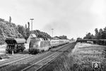 220 007 (Bw Lübeck) verlässt mit einem Eilzug den Bahnhof Basbeck-Osten (heute Hemmoor) an der sog. Niederelbebahn zwischen Cuxhaven und Hamburg. (07.1982) <i>Foto: Thorsten Eichhorn</i>