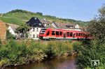 Im September 2016 war die Ahr in Dernau noch weitgehend zugewachsen, als 620 535 sich dem Bahnhof Dernau näherte. Hier befindet sich heute der neue Haltepunkt Dernau. (24.09.2016) <i>Foto: Zeno Pillmann</i>