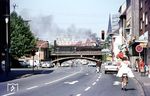 Blick durch die Wolbecker Straße auf die in Münster (Westf) Hbf vor D 1339 (Köln - Emden Außenhafen) ausfahrende 012 063. (17.08.1971) <i>Foto: Bernd Kappel</i>
