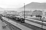 39 049 + 39 219 (beide Bw Kaiserslautern) am E 517 (Kaiserslautern - Bayreuth) in Neustadt (Weinst). (11.1957) <i>Foto: Dr. Albert Mühl</i>