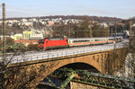 101 104 vor IC 2025 (HH-Altona - Frankfurt) auf der Wupperbrücke in Wuppertal-Sonnborn. Unter der Brücke verläuft das Gerüst der Schwebebahn. (30.12.2010) <i>Foto: Wolfgang Bügel</i>