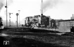 39 110 rückt aus dem Bw Kaiserlautern aus. Im nahen Hauptbahnhof wird sie den E 517 bis Ludwigshafen übernehmen. (02.1958) <i>Foto: Dr. Albert Mühl</i>