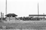 56 365 am Stellwerk III in Landau (Pfalz) Hbf.  (1959) <i>Foto: Dr. Albert Mühl</i>