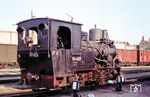99 4721 sonnt sich im Bahnhof Burg. Die Lok hatte einen Innenrahmen, in den ein Rahmenwasserkasten integriert war. Das außenliegende Zweizylinder-Nassdampf-Triebwerk mit einfacher Dampfdehnung trieb den zweiten Radsatz als Treibradsatz an. Mit einem Dienstgewicht von 15,1 t und einer Leistung von 140 PS erreichte sie eine Höchstgeschwindigkeit von 25 km/h. Sie besaß keine Zugbremse, sondern verfügte lediglich über eine Lokhandbremse. (08.1965) <i>Foto: Klaus Kieper, Slg. Holzborn</i>