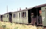 Die nicht mehr benötigten Personenwagen der Kleinbahnen des Kreises Jerichow I abgestellt im Bahnhof Burg. (08.1965) <i>Foto: Klaus Kieper, Slg. Holzborn</i>