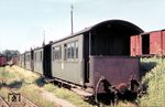 Abgestellte Personenwagen der Kleinbahnen des Kreises Jerichow I im Bahnhof Burg. Der Personenverkehr auf der Bahn war von je her bescheiden. In ihren besten Zeiten besaß sie lediglich 25 Personenwagen, die ab 1934 schrittweise aus dem Verkehr gezogen wurden. (08.1965) <i>Foto: Klaus Kieper, Slg. Holzborn</i>