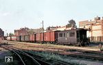 Abgestellte Wagen im Kleinbahnhof der KJI im Bahnhof Burg. Am Ende steht der Triebwagen 137 600. (08.1965) <i>Foto: Klaus Kieper, Slg. Holzborn</i>