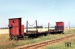 Ausgegleister Drehschemelwagen im Haltepunkt Polzuhn auf der Strecke der Kleinbahn des Kreises Jerichow I zwischen Burg (bei Magdeburg) und Ziesar bei Streckenkilometer 7,8. Erstmals wurde der Haltepunkt 1947 angefahren und am 25. September 1965 stillgelegt. Polzuhn lag 2 km nördlich der Gemeinde Grabow und ist heute ein verlassenes Dorf. Auf der ehemaligen Strecke der Kleinbahn zwischen Burg und Grabow verläuft jetzt ein Fahrradweg. (08.1965) <i>Foto: Klaus Kieper, Slg. Holzborn</i>