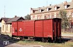 Gepäckwagen Gww Nr. 97-60-34 im Bahnhof Burg. Der Wagen mit 6,90 m Länge und einem Achsstand von 3,50 m wurde 1915 von der Wagonfabrik Wismar ursprünglich an die Prignitzer Kreiskleinbahn geliefert. (08.1965) <i>Foto: Klaus Kieper, Slg. Holzborn</i>