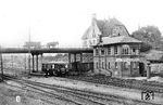 Der Henschel-Schienenbus unterquert auf einer Sonderfahrt auf dem Weg nach Grifte im Bahnhof Kassel-Wilhelmshöhe die Brücke "Kohlenstraße". Das Wärter-Stellwerk "Ws" existierte noch bis 1971. (08.1934) <i>Foto: Rudolf Kreutzer</i>