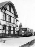 Der Henschel-Schienenbus ist im Endbahnhof Gudensberg angekommen. 1935 kam ein weiterer zweiachsiger Henschel-Triebwagen hinzu, der aber in Form der damals aufkommenden Leichttriebwagen als Zweirichtungsfahrzeug und mit normalen Zug- und Stoßvorrichtungen gebaut war. Die Betreiberin der Strecke firmierte ab 1935 unter dem Namen Grifte-Gudensberger Kleinbahn- und Kraftwagen-AG. Durch die Zunahme der Rüstungsproduktion in den 1930er Jahren verdoppelte sich auch das Personenaufkommen. Nach der Sprengung der Edertalsperre 1943 und Unpassierbarkeit der Main-Weser-Bahn diente die Strecke sogar als Umleiterstrecke; in Gudensberg wurde in Busse nach Wabern umgestiegen.  (08.1934) <i>Foto: Rudolf Kreutzer</i>