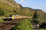 E 189 996 der TX Logistik AG (TXL), einem 1999 in Bad Honnef gegründeten Eisenbahnverkehrsunternehmen, das der italienischen Eisenbahngesellschaft Trenitalia gehört, vor DGS 59634 bei Gambach. (22.09.2010) <i>Foto: Wolfgang Bügel</i>
