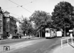 Ein Straßenbahnzug der Linie 3 mit Beiwagen 174 vor der Löwenbrücke in der Mergentheimer Straße in Würzburg. (10.1961) <i>Foto: Reinhard Todt</i>