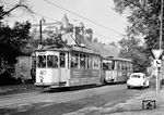 Tw 107 mit Bw 173 auf der Fahrt nach Heidingsfeld an der Haltestelle Löwenbrücke mit dem Würzburger Schloss. (10.1961) <i>Foto: Reinhard Todt</i>
