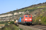 151 042 mit einem Containerzug aus Hamburg-Waltershof im Maintal nördlich von Thüngersheim. (12.10.2010) <i>Foto: Wolfgang Bügel</i>