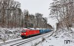 Nachdem der Güterverkehr über die Wupperstrecke zum Winterfahrplan 2025/26 nochmals massiv ausgedünnt wurde, ist der EZ 51230 von Hagen-Vorhalle nach Gremberg Rbf als einzige fotografierbare Tagesleistung übrig geblieben. Am 6. Januar 2026 hatte 185 166 den Zug bei Solingen-Ohligs am Haken. (06.01.2026) <i>Foto: Joachim Bügel</i>